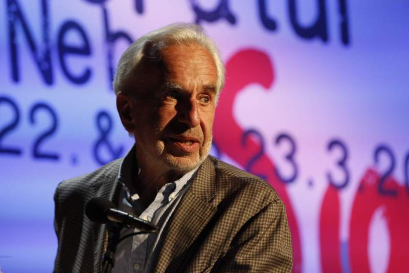Rudolf Scholten am Podium der gelungenen Veranstaltung.