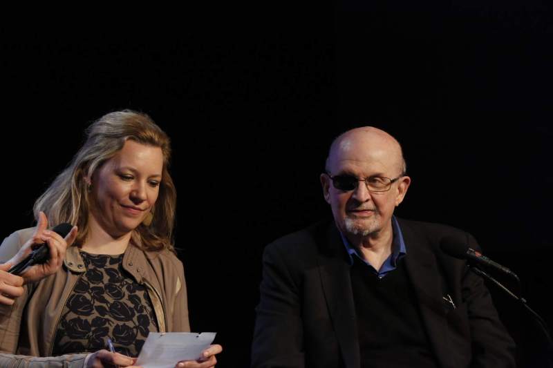 Salman Rushdie im Dauereinsatz auf der Bühne, mit Übersetzerin.