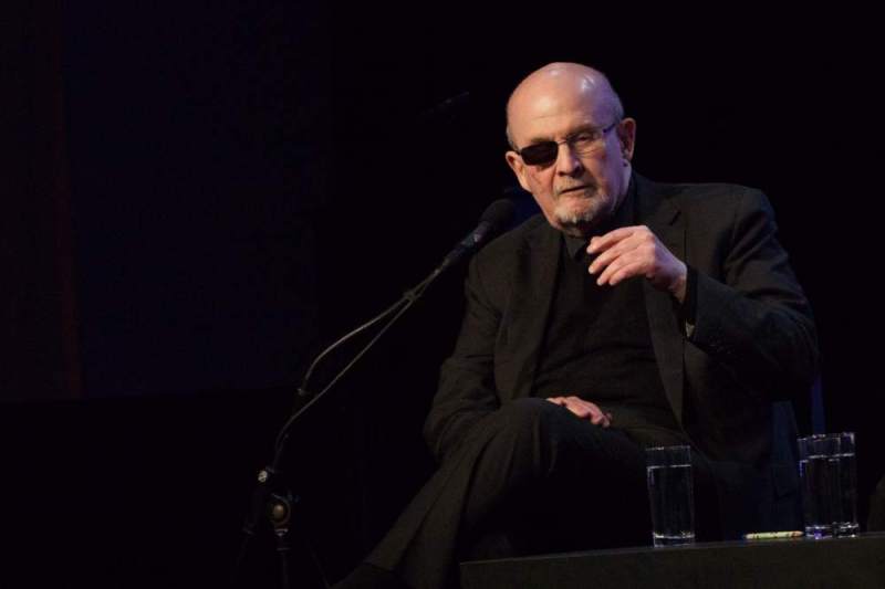 Salman-Rushdie-in-Heidenreichstein-2-©-Galerie-REINBERG-